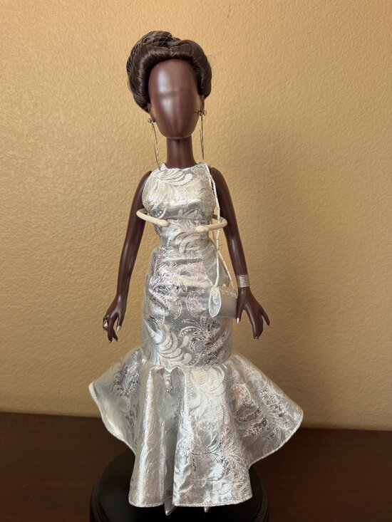 Annie Lee Other - Annie Lee Sass n Class 2004 Sultry in Silver African American Doll LE 0153/2000